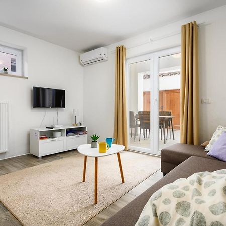 Center House With Apartments Umag Exterior foto