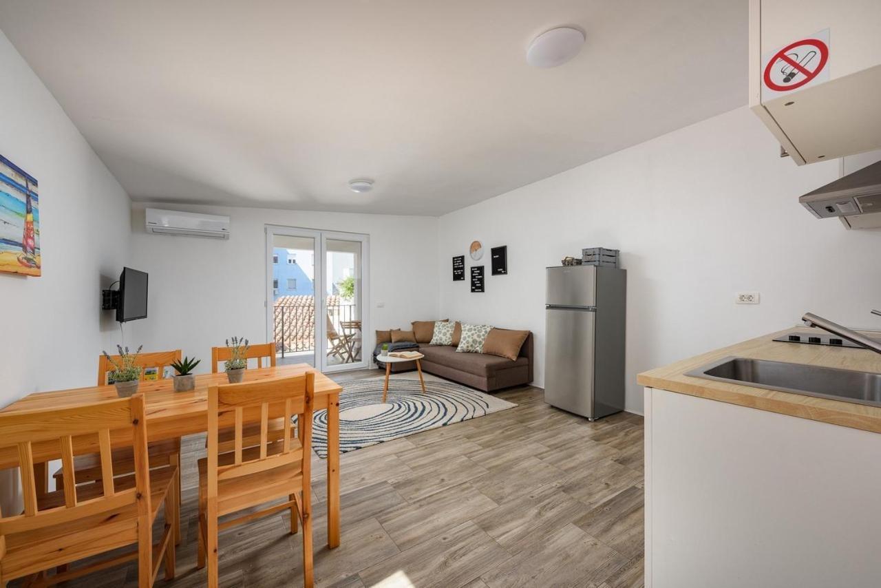 Center House With Apartments Umag Exterior foto