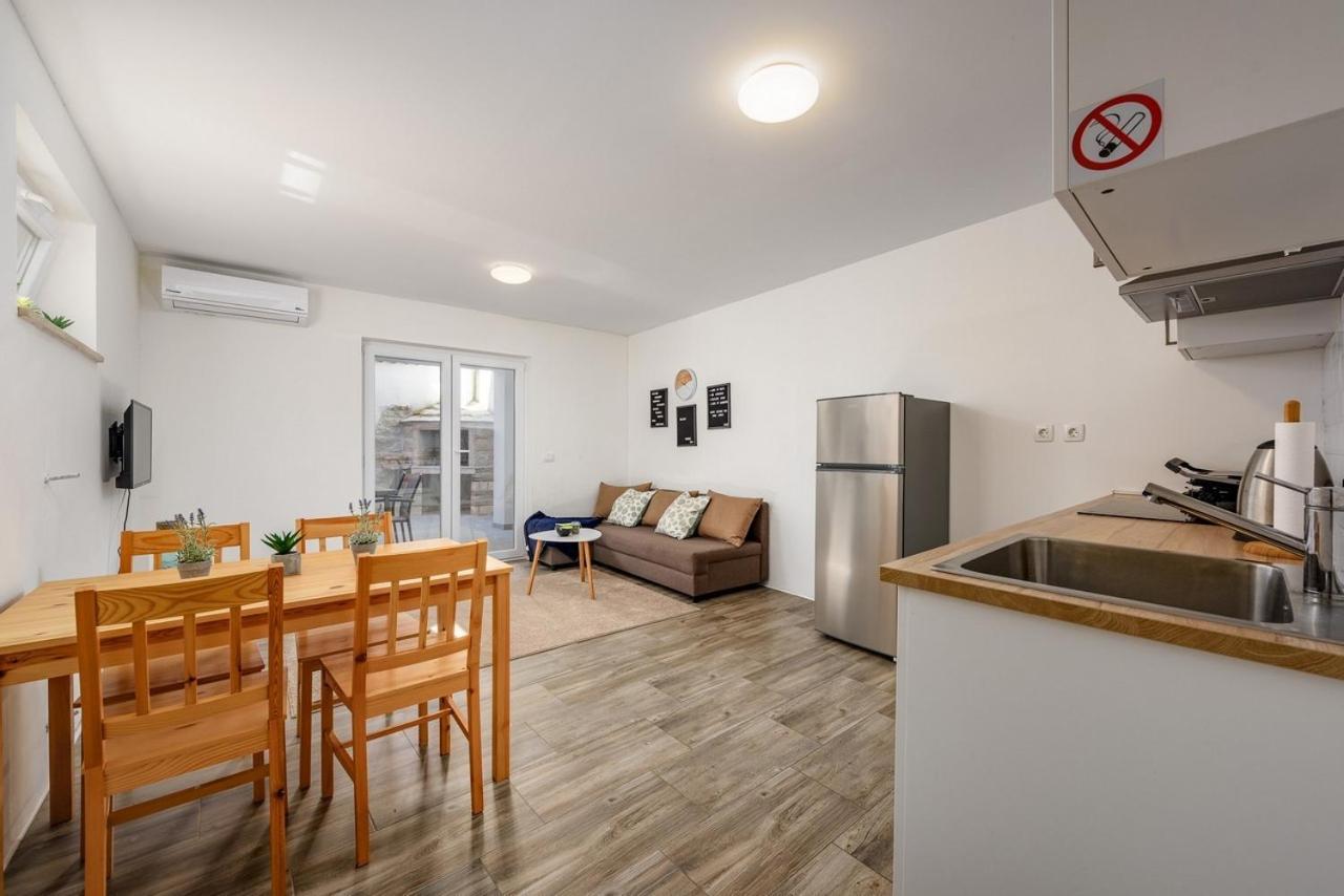 Center House With Apartments Umag Exterior foto