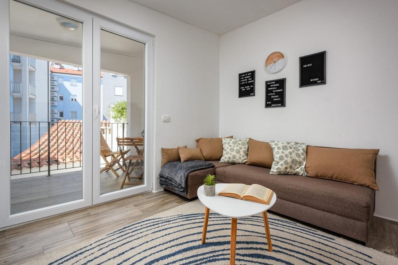 Center House With Apartments Umag Exterior foto