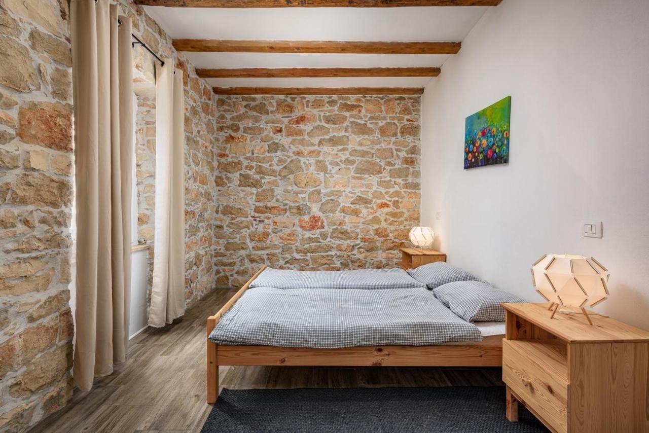 Center House With Apartments Umag Exterior foto