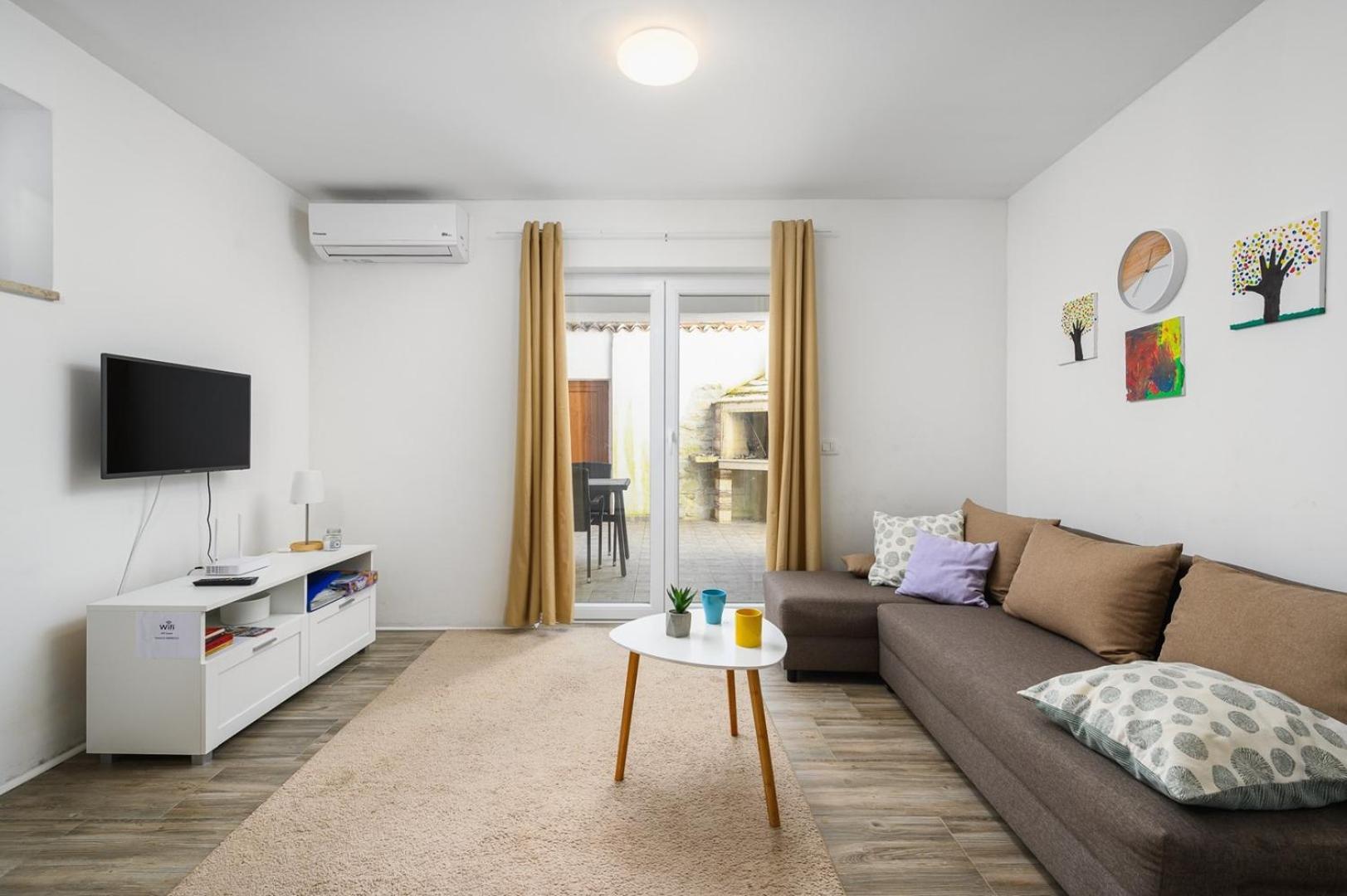 Center House With Apartments Umag Exterior foto